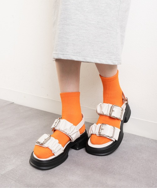 Fabby fabby(ファビィーファビィー)の「厚底ギャザー2ベルト金具サンダル(サンダル・レディース・ブラック/オフホワイト・SMALL/MEDIUM/LARGE)」の19枚目の写真