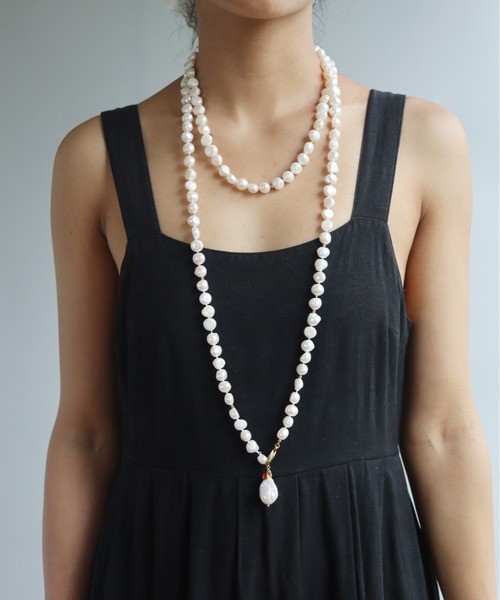 TUWAKRIM（トゥワクリム）の「【TUWAKRIM】パールラリエット（ネックレス・レディース・クリア/レッド/グリーン・MEDIUM）」の2枚目の写真