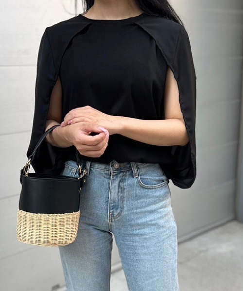 MODE ROBE(モードローブ)の「ケープマントノースリーブトップス(Tシャツ/カットソー・レディース・ホワイト/ブラック・FREE)」の2枚目の写真