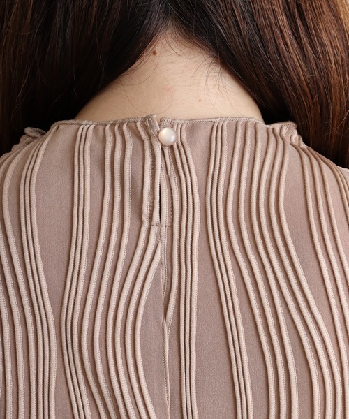 Brownie(ブラウニー)の「ウェーブリップルボトルネックノースリ(Tシャツ/カットソー・レディース・ブラック/オフホワイト/ライトグリーン/モカ・FREE)」の12枚目の写真