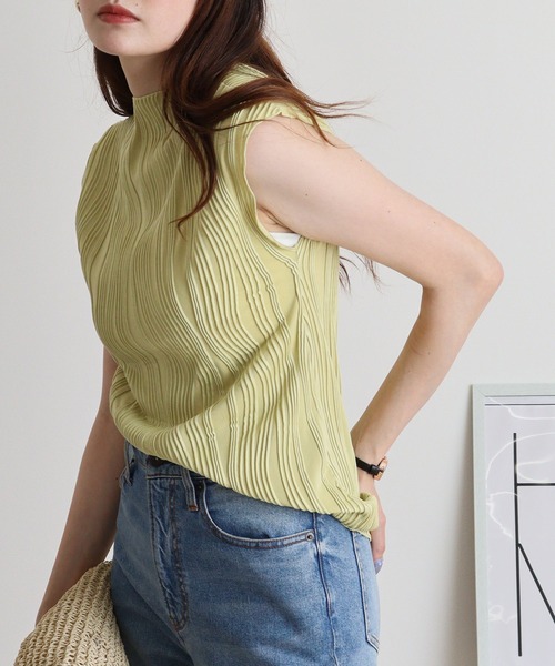 Brownie(ブラウニー)の「ウェーブリップルボトルネックノースリ(Tシャツ/カットソー・レディース・ブラック/オフホワイト/ライトグリーン/モカ・FREE)」の20枚目の写真