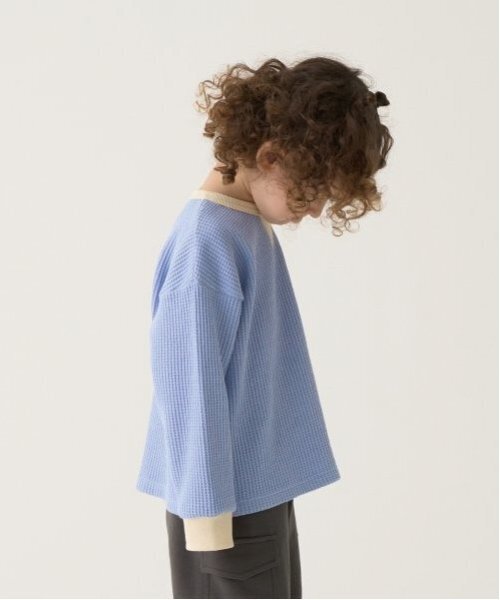 b・ROOM(ビールーム)の「【ふわふワッフル】バイカラートップス(Tシャツ/カットソー・キッズ・ライトカーキ/アイボリー/ブルーグレー/トップグレー・100cm/110cm/120cm/130cm/140cm/150cm)」の14枚目の写真