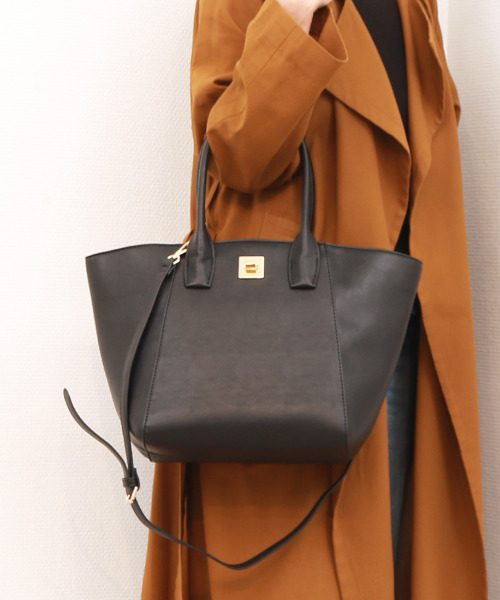 cache cache(カシュ カシュ)の「カシュカシュ cachecache / A4ヒネリ飾り金具2wayトートバッグ(トートバッグ・レディース・ブラック/アイボリー/チョコ・FREE)」の2枚目の写真