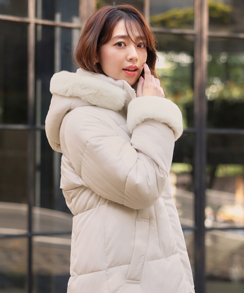 alotta(アロッタ)の「《ほんのりくびれる美人シルエット》ファー付フェイクダウンロングコート(ダウンジャケット/コート・レディース・ブラック/アイボリー・L/M)」の4枚目の写真