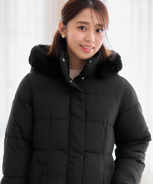 alotta(アロッタ)の「《ほんのりくびれる美人シルエット》ファー付フェイクダウンロングコート(ダウンジャケット/コート・レディース・ブラック/アイボリー・L/M)」の14枚目の写真
