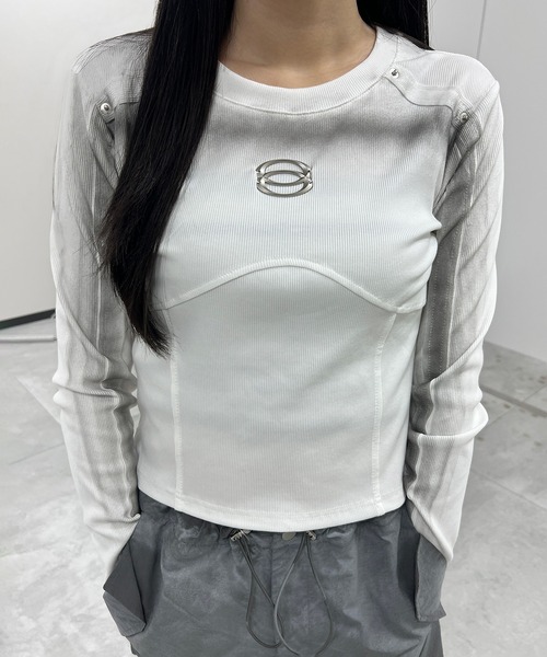 Figments(フィグメンツ)の「フェード加工メタルパッチプルオーバー(Tシャツ/カットソー・レディース・ブラック/ホワイト・FREE)」の3枚目の写真