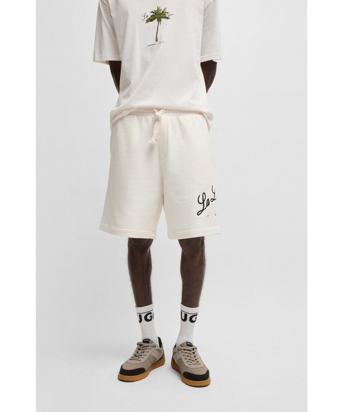 HUGO(ヒューゴ)の「コットンテリー ショートパンツ ロゴアートワーク(その他パンツ・メンズ・ホワイト・S/M/L/XL/XS/XXL)」の1枚目の写真