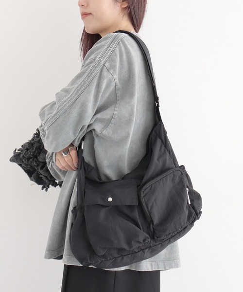 CRAFT STANDARD BOUTIQUE(クラフトスタンダードブティック)の「ミリタリーマルチポケットショルダーバッグ ◆(ショルダーバッグ・レディース・ブラック/ホワイト・FREE)」の4枚目の写真