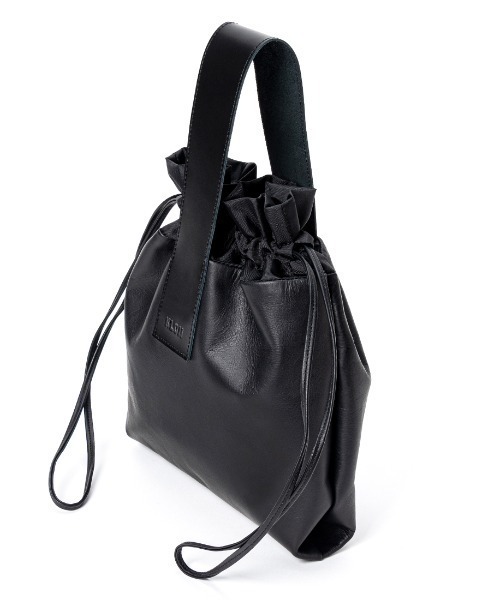 KLON(クローン)の「KLON LEATHER DRAWSTRING POUCH(ハンドバッグ・メンズ・ブラック・FREE)」の4枚目の写真