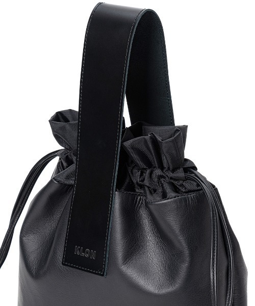 KLON(クローン)の「KLON LEATHER DRAWSTRING POUCH(ハンドバッグ・メンズ・ブラック・FREE)」の5枚目の写真