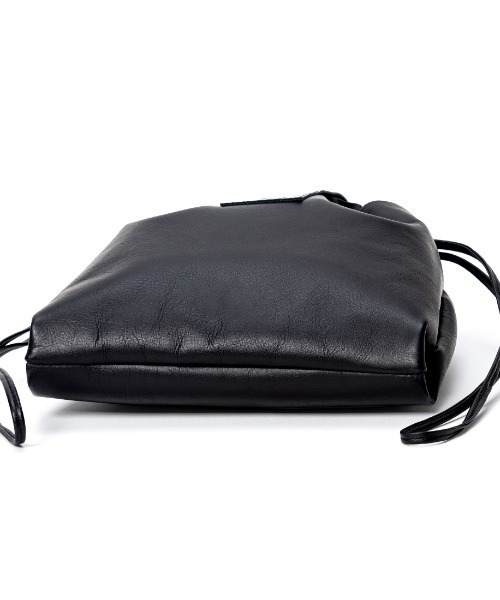 KLON(クローン)の「KLON LEATHER DRAWSTRING POUCH(ハンドバッグ・メンズ・ブラック・FREE)」の6枚目の写真