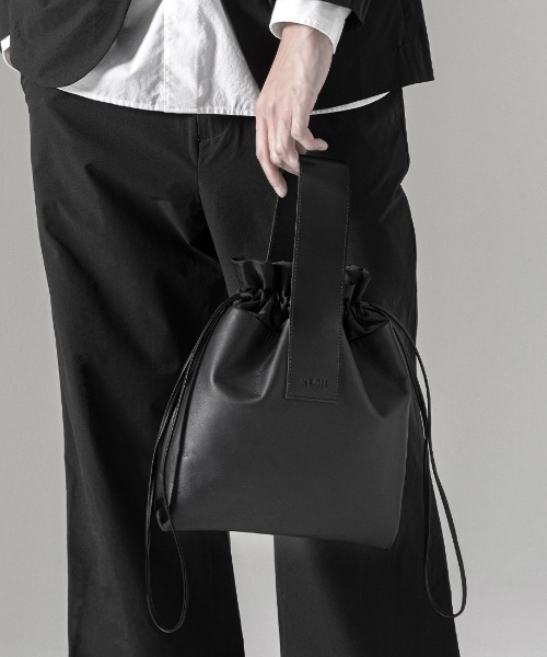 KLON(クローン)の「KLON LEATHER DRAWSTRING POUCH(ハンドバッグ・メンズ・ブラック・FREE)」の11枚目の写真