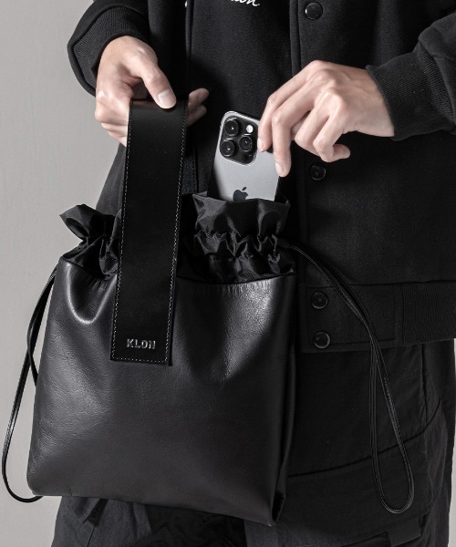 KLON(クローン)の「KLON LEATHER DRAWSTRING POUCH(ハンドバッグ・メンズ・ブラック・FREE)」の13枚目の写真
