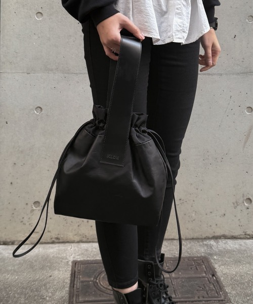 KLON（クローン）の「KLON LEATHER DRAWSTRING POUCH（ハンドバッグ・メンズ・ブラック・FREE）」の14枚目の写真