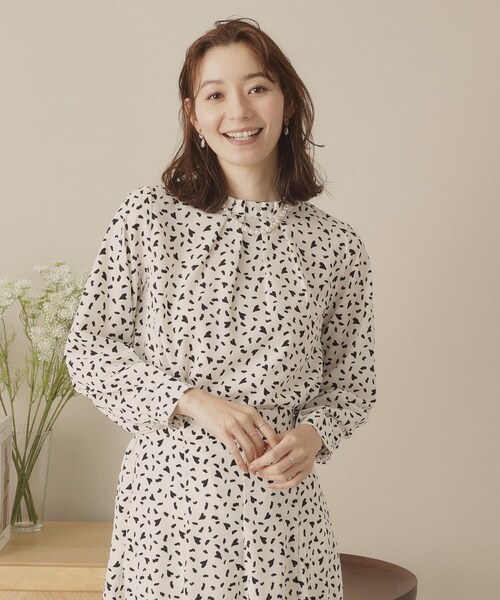 ITS'DEMO（イッツデモ）の「【手洗い可／セットアップ可】ハートプリントブラウス（シャツ/ブラウス・レディース・ブラック系/ネイビー系/ホワイト系3・00）」の2枚目の写真