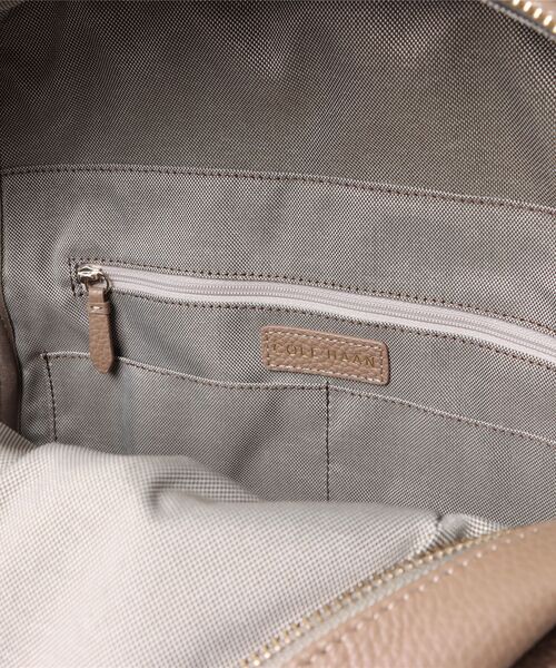 COLE HAAN（コールハーン）の「デイビス バックパック womens（バックパック/リュック・レディース・ベージュ・OSFA）」の4枚目の写真