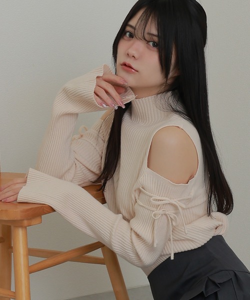 M DOLLY（エムドリー）の「open shoulder high neck knit tops/オープンショルダーハイネックニットトップス（ニット/セーター・レディース・ブラック/アイボリー/グレー/ブルー/ピンク・FREE）」の2枚目の写真