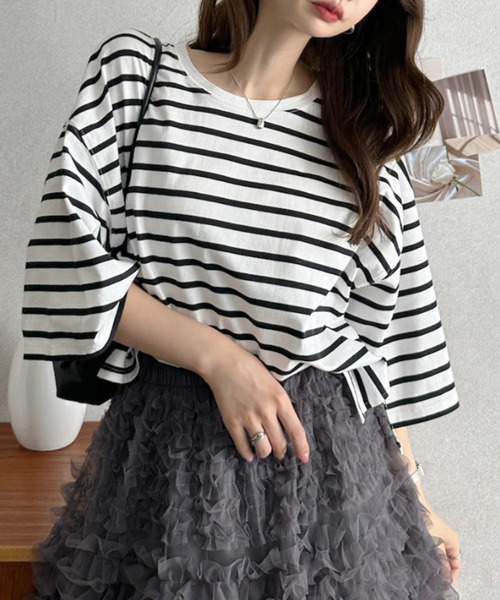 TREOVER(トレオーバー)の「【夏までさらっと】ワイドシルエット ショート丈Tシャツ(Tシャツ/カットソー・レディース・オフホワイト/ブルー/ピンク/チャコール/ネイビー/レッド/ライトピンク/ホワイト×ブラック/ベージュ/ブラック×ホワイト・FREE)」の2枚目の写真