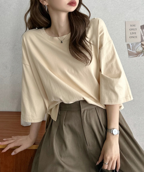 TREOVER(トレオーバー)の「【夏までさらっと】ワイドシルエット ショート丈Tシャツ(Tシャツ/カットソー・レディース・オフホワイト/ブルー/ピンク/チャコール/ネイビー/レッド/ライトピンク/ホワイト×ブラック/ベージュ/ブラック×ホワイト・FREE)」の5枚目の写真