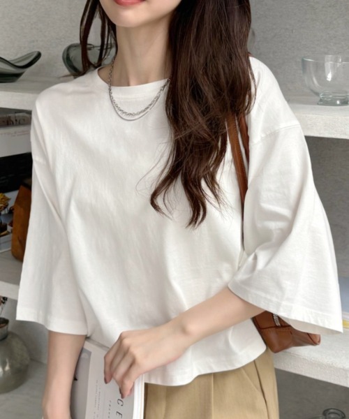 TREOVER(トレオーバー)の「【夏までさらっと】ワイドシルエット ショート丈Tシャツ(Tシャツ/カットソー・レディース・オフホワイト/ブルー/ピンク/チャコール/ネイビー/レッド/ライトピンク/ホワイト×ブラック/ベージュ/ブラック×ホワイト・FREE)」の1枚目の写真
