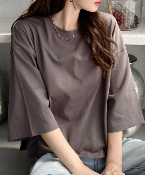 TREOVER(トレオーバー)の「【夏までさらっと】ワイドシルエット ショート丈Tシャツ(Tシャツ/カットソー・レディース・オフホワイト/ブルー/ピンク/チャコール/ネイビー/レッド/ライトピンク/ホワイト×ブラック/ベージュ/ブラック×ホワイト・FREE)」の4枚目の写真