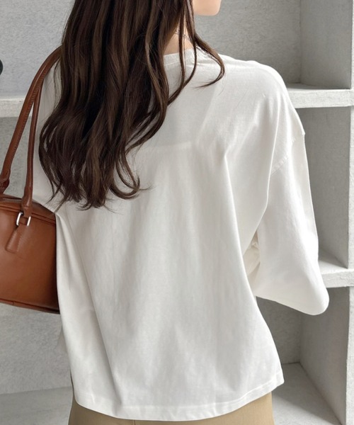 TREOVER(トレオーバー)の「【夏までさらっと】ワイドシルエット ショート丈Tシャツ(Tシャツ/カットソー・レディース・オフホワイト/ブルー/ピンク/チャコール/ネイビー/レッド/ライトピンク/ホワイト×ブラック/ベージュ/ブラック×ホワイト・FREE)」の13枚目の写真