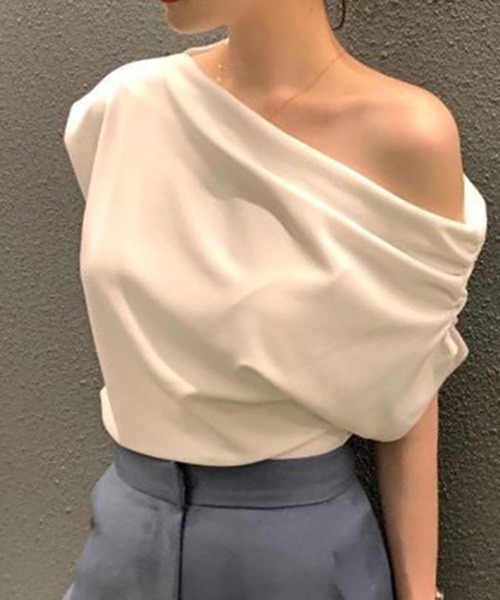 Norma Kamali トップス カットソー ワンショルダー ドレープ Norma Kamali One Sleeve Drop Shoulder Side Drape Top in
