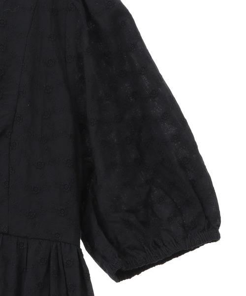 earth music&ecology(アースミュージックアンドエコロジー)の「花柄刺繍フレアワンピース(ワンピース・レディース・ブラック/オフホワイト・FREE)」の17枚目の写真