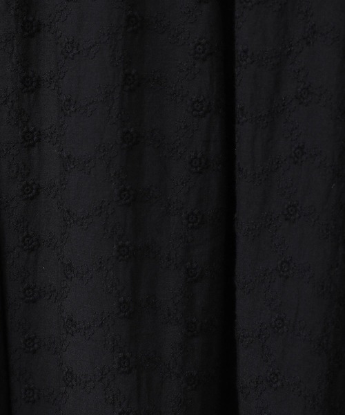 earth music&ecology(アースミュージックアンドエコロジー)の「花柄刺繍フレアワンピース(ワンピース・レディース・ブラック/オフホワイト・FREE)」の19枚目の写真