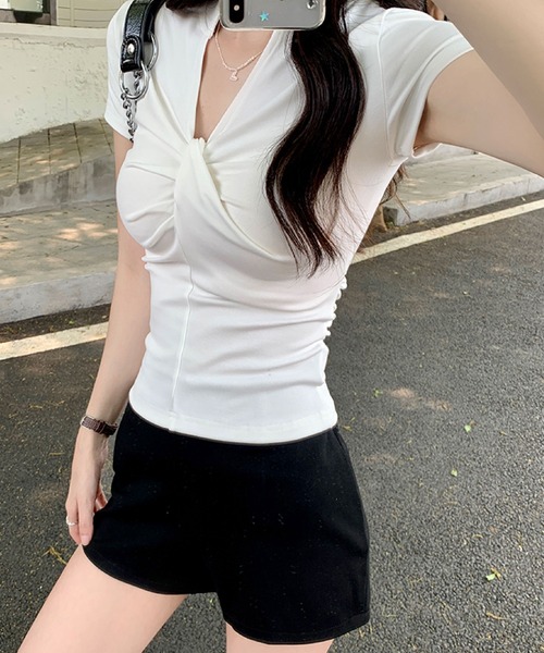 2ly2(トゥーリートゥー)の「上品シルエット♪VネックねじりデザインTシャツ(Tシャツ/カットソー・レディース・ホワイト/ブラック/ピンク・FREE)」の6枚目の写真