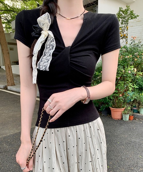 2ly2(トゥーリートゥー)の「上品シルエット♪VネックねじりデザインTシャツ(Tシャツ/カットソー・レディース・ホワイト/ブラック/ピンク・FREE)」の12枚目の写真