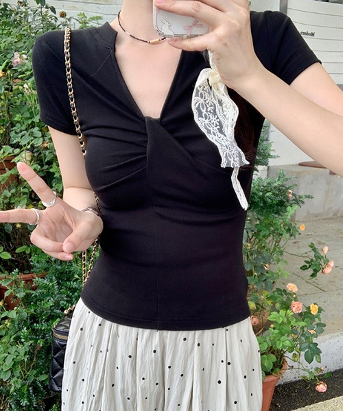 2ly2(トゥーリートゥー)の「上品シルエット♪VネックねじりデザインTシャツ(Tシャツ/カットソー・レディース・ホワイト/ブラック/ピンク・FREE)」の13枚目の写真
