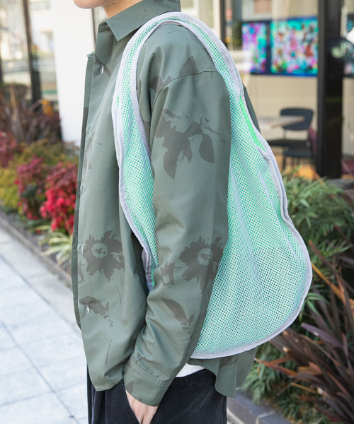 SENSE OF PLACE by URBAN RESEARCH（センスオブプレイスバイアーバンリサーチ）の「メッシュラウンドトートバッグ（トートバッグ・メンズ・ネイビー/グレー/ブラック・ONE）」の2枚目の写真