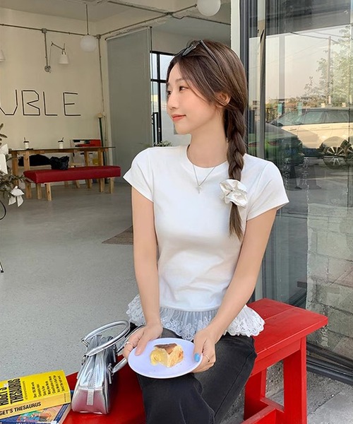 shopnikoniko(ショップニコニコ)の「Tシャツ ヘムレース レイヤード風 スリムTシャツ 裾レース(Tシャツ/カットソー・レディース・ホワイト・フリー)」の2枚目の写真