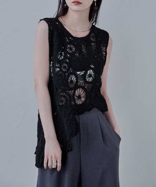 etoll.（エトル）の「アシンメトリースカラップクロシェベスト（ベスト・レディース・ブラック/キナリ・M）」の2枚目の写真