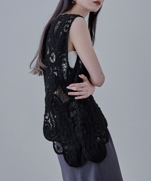 etoll.（エトル）の「アシンメトリースカラップクロシェベスト（ベスト・レディース・ブラック/キナリ・M）」の4枚目の写真