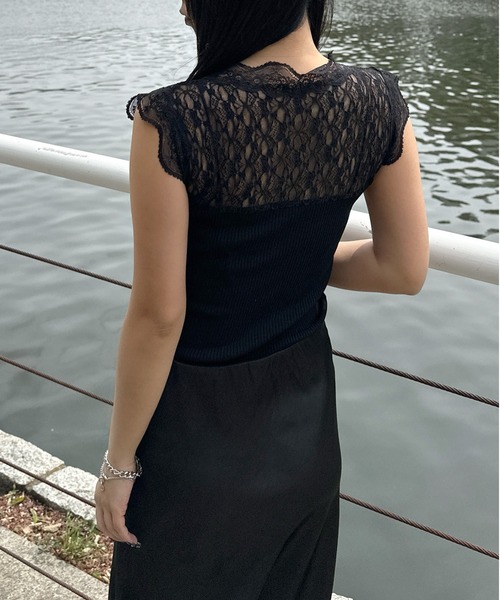 LVEU.(ラブユ.)の「【LVEU.】レース切り替えノースリトップス / トップス カットソー ノースリーブ ノースリ レース リブ Vネック ブラック ホワイト ZOZOTOWN限定(Tシャツ/カットソー・レディース・ホワイト/ブラック・FREE)」の4枚目の写真