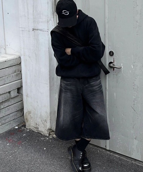 VIBGYOR（ヴィブジョー）の「【LAMPOON】ブラックデニムハーフパンツ（その他パンツ・レディース・ブラック・MEDIUM/LARGE/SMALL）」の2枚目の写真