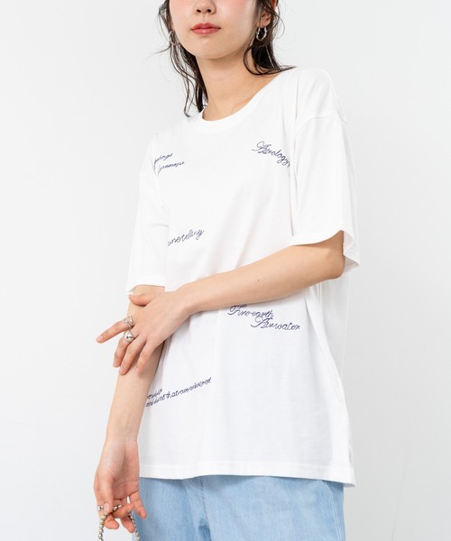 refinedworks(リファインドワークス)の「【refinedworks】ゆるっと可愛い ロゴ刺繍Tシャツ(Tシャツ/カットソー・レディース・ホワイト/チャコールグレー・FREE)」の2枚目の写真