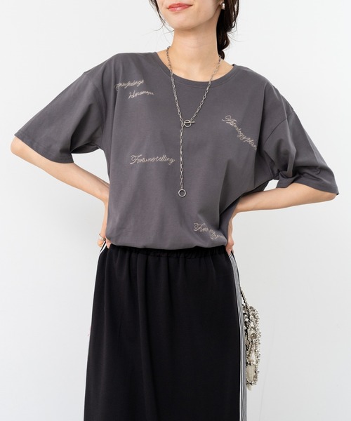 refinedworks(リファインドワークス)の「【refinedworks】ゆるっと可愛い ロゴ刺繍Tシャツ(Tシャツ/カットソー・レディース・ホワイト/チャコールグレー・FREE)」の1枚目の写真