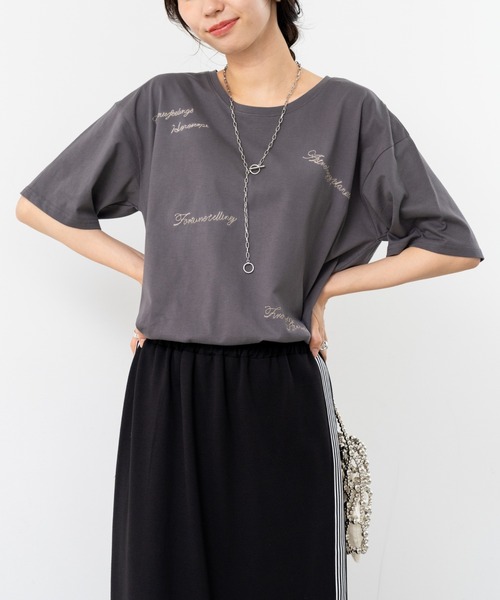refinedworks(リファインドワークス)の「【refinedworks】ゆるっと可愛い ロゴ刺繍Tシャツ(Tシャツ/カットソー・レディース・ホワイト/チャコールグレー・FREE)」の3枚目の写真