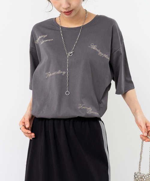 refinedworks(リファインドワークス)の「【refinedworks】ゆるっと可愛い ロゴ刺繍Tシャツ(Tシャツ/カットソー・レディース・ホワイト/チャコールグレー・FREE)」の4枚目の写真