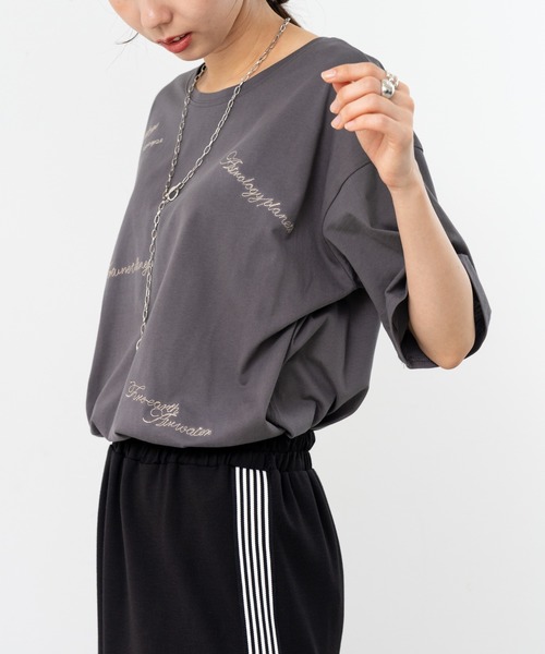 refinedworks(リファインドワークス)の「【refinedworks】ゆるっと可愛い ロゴ刺繍Tシャツ(Tシャツ/カットソー・レディース・ホワイト/チャコールグレー・FREE)」の5枚目の写真