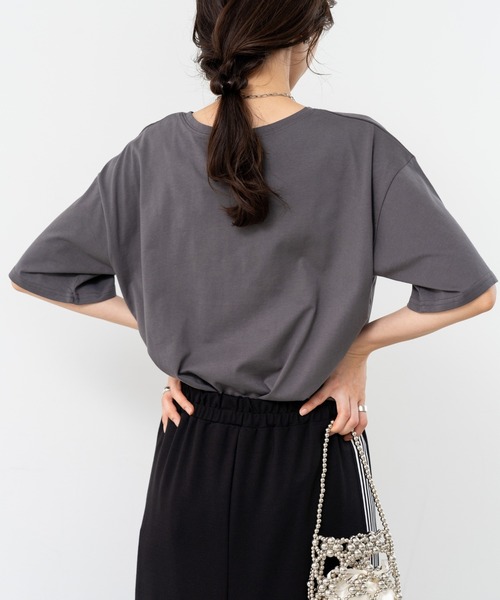 refinedworks(リファインドワークス)の「【refinedworks】ゆるっと可愛い ロゴ刺繍Tシャツ(Tシャツ/カットソー・レディース・ホワイト/チャコールグレー・FREE)」の6枚目の写真