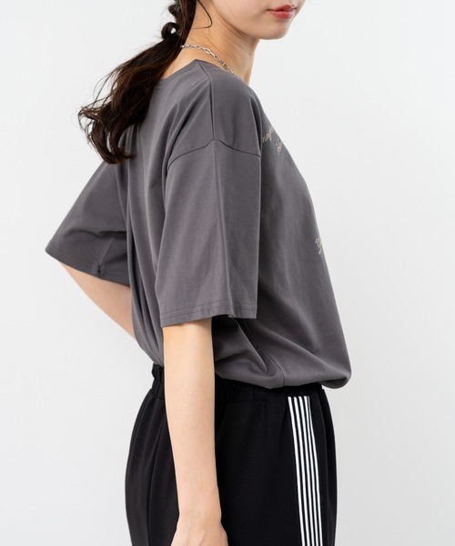 refinedworks(リファインドワークス)の「【refinedworks】ゆるっと可愛い ロゴ刺繍Tシャツ(Tシャツ/カットソー・レディース・ホワイト/チャコールグレー・FREE)」の7枚目の写真