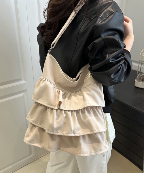 Miniministore（ミニミニストア）の「フリルショルダーバッグ ティアードバッグ（トートバッグ・レディース・ベージュ/ダークグレー/ブルー/ブラック/ベビーピンク・FREE）」の3枚目の写真