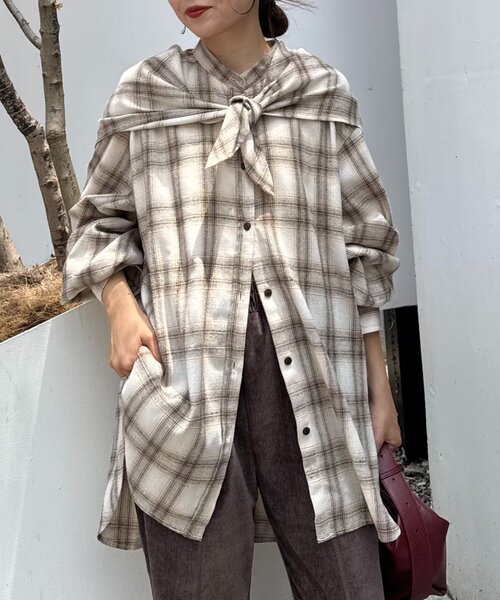 CIAOPANIC TYPY（チャオパニックティピー）の「【アレンジ自由自在】スカーフ付きボリュームスリーブチェックシャツ（シャツ/ブラウス・レディース・ベージュ/ネイビー/ブラウン・ONE SIZE）」の3枚目の写真