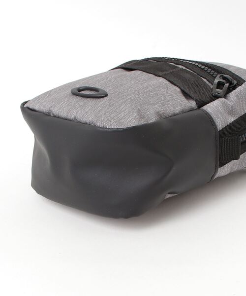 OAKLEY(オークリー)の「最新 オークリー ENHANCE LT POUCH 9.0/ ショルダーバッグ /ポーチ/バッグ/撥水加工/OAKLEY(ショルダーバッグ・メンズ・ブラック/ライトグレー・ONE SIZE)」の9枚目の写真
