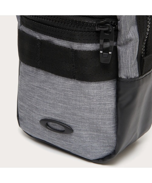 OAKLEY(オークリー)の「最新 オークリー ENHANCE LT POUCH 9.0/ ショルダーバッグ /ポーチ/バッグ/撥水加工/OAKLEY(ショルダーバッグ・メンズ・ブラック/ライトグレー・ONE SIZE)」の8枚目の写真