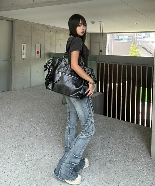 KsG(ケーエスジー)の「fringe line flare denim(デニムパンツ・レディース・ブルー/ブラック・MEDIUM/SMALL/LARGE)」の4枚目の写真